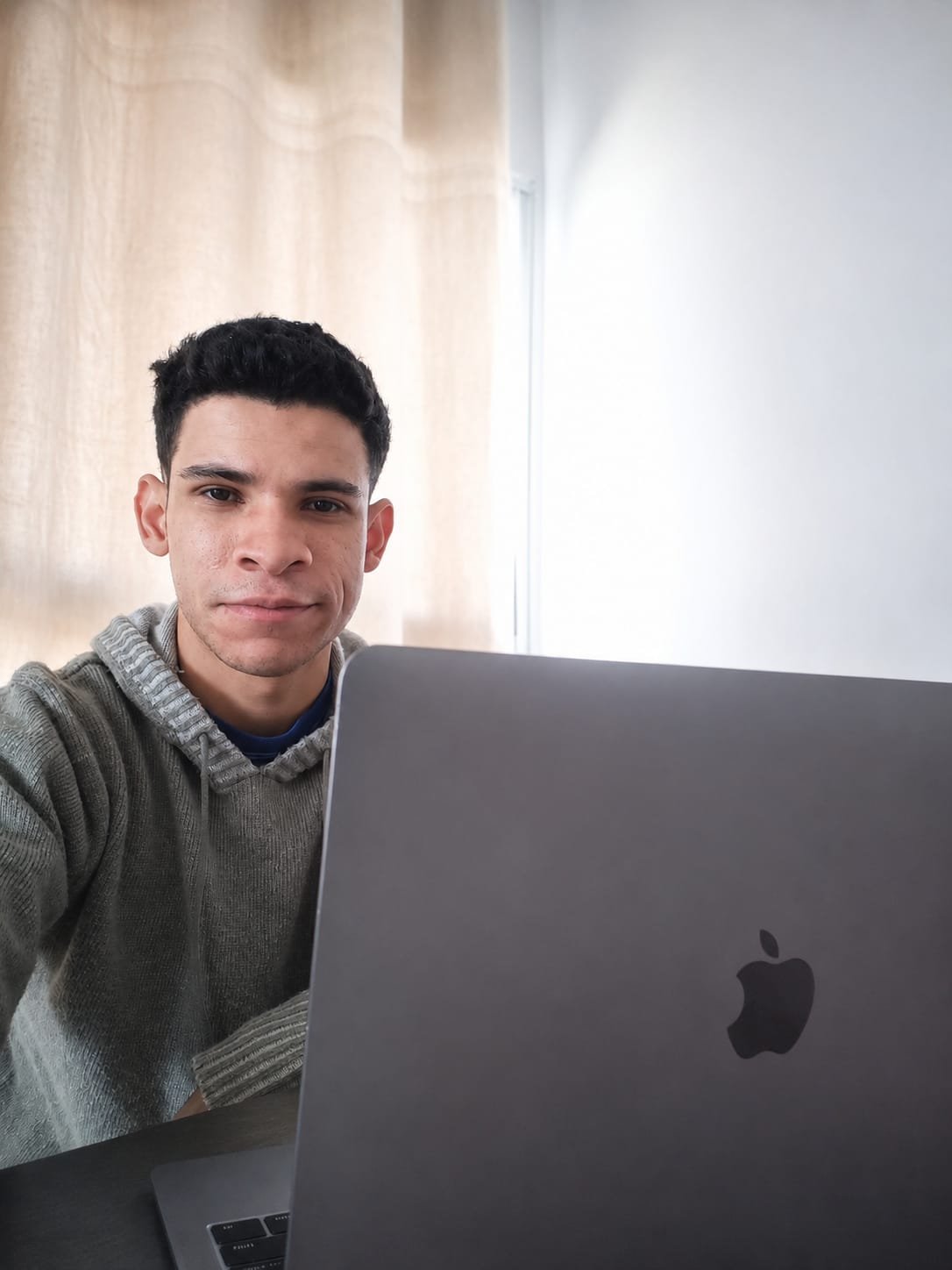 Guilherme Reis trabalhando em seu notebook